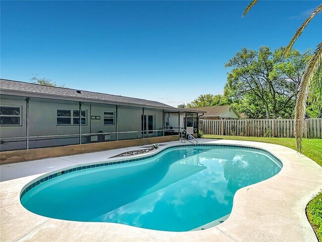 Building Photo - 8676 Hillside Dr