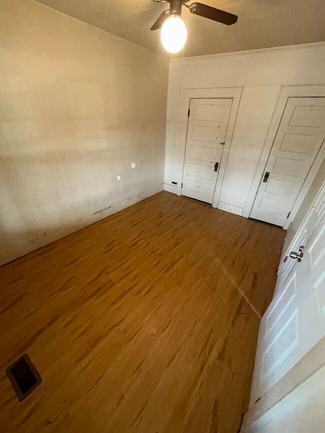 Building Photo - 1630 E Division St