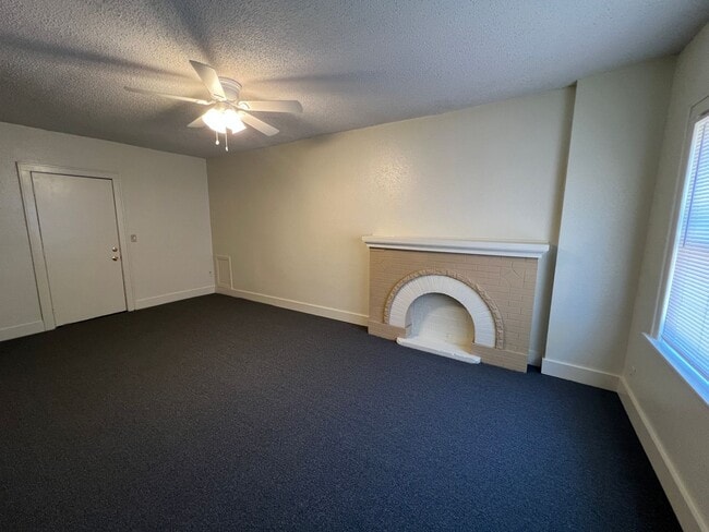 Building Photo - Updated Studio in the Paseo District