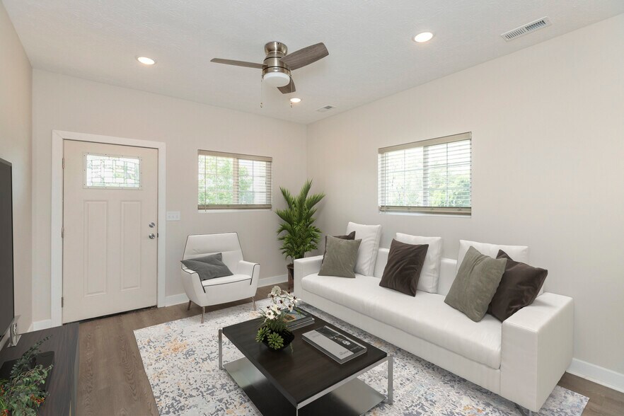 Living Room - 752 N Elder Ave