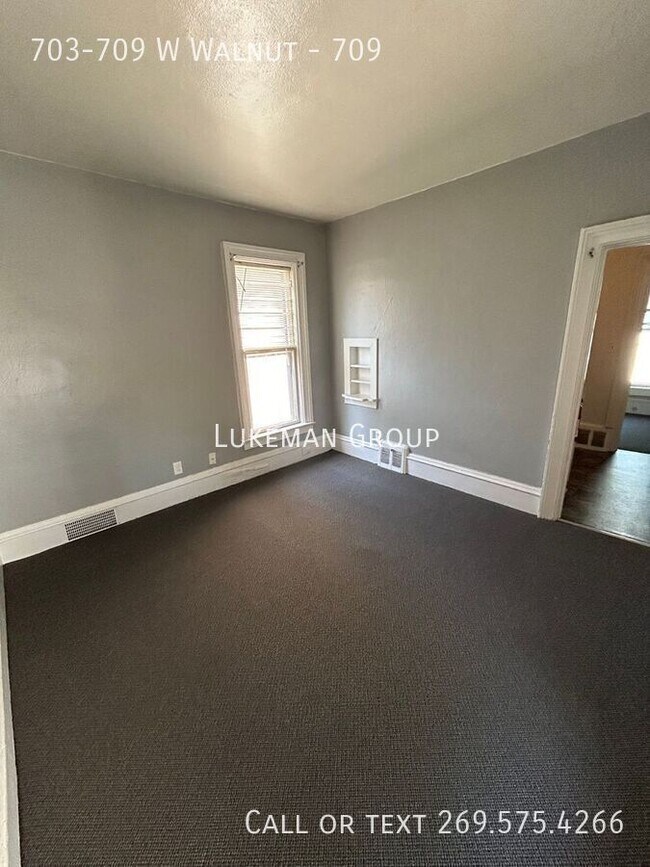 Building Photo - 703-709 W Walnut-709