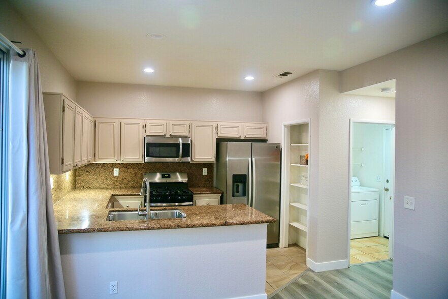 Building Photo - 6 Red Coat Pl