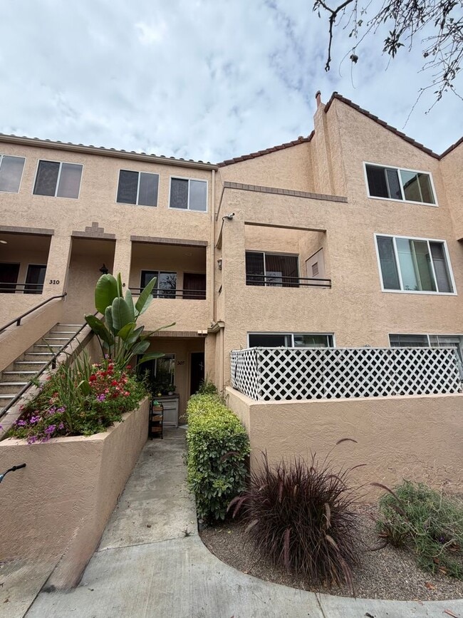 Building Photo - Spacious 2 Bedroom, 2.5 Bath Two-Story Townhome UTC
