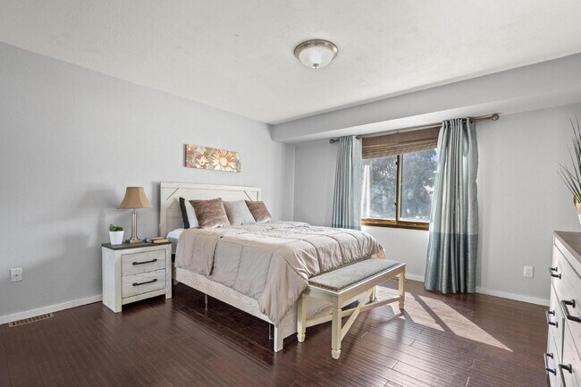 Building Photo - "Spacious 5-Bedroom Haven with 3 Full Bath...