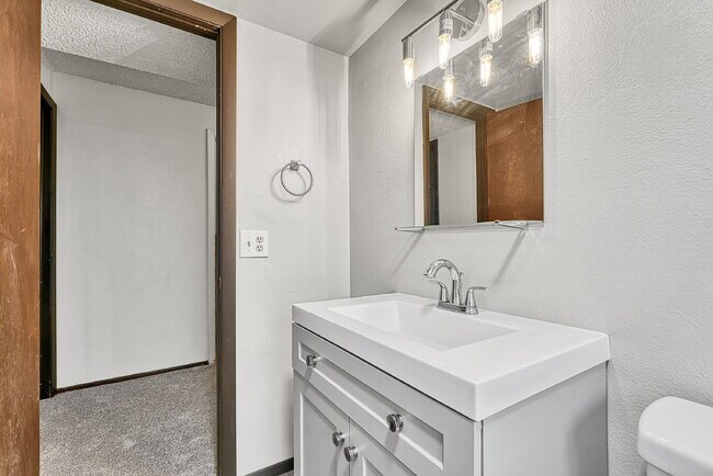 Building Photo - $2,495 - 3 Bed, 2 Bath Home in Aurora with...