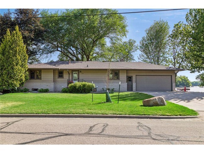 Building Photo - 1303 Crystal Lake Rd E