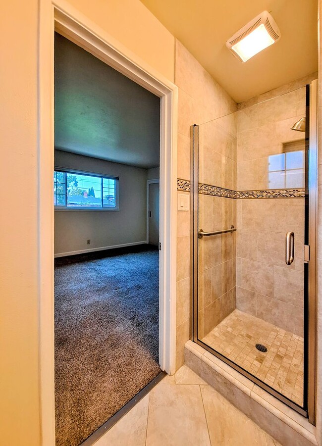 Building Photo - Charming Single Story 3bd House with Large Yard!