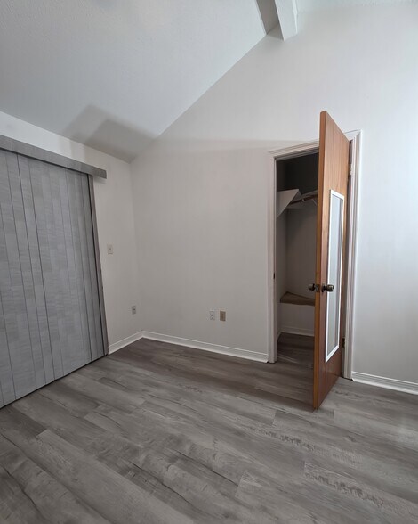 Building Photo - 8 Viking Dr NW