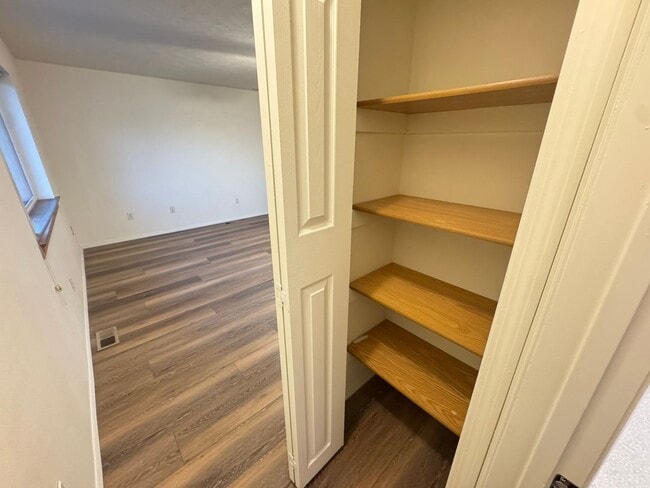 Building Photo - 807 E Mission Ave