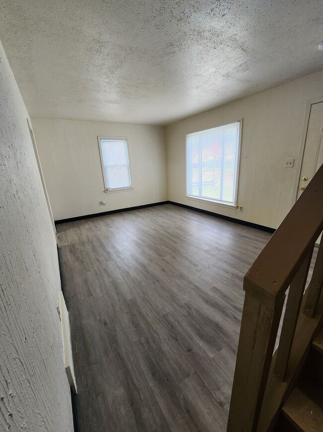 Building Photo - 4 Bedroom Clean House For Rent