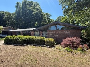 Building Photo - 1507 Pinehurst Dr