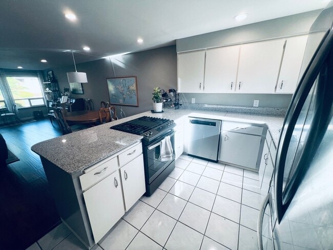 Building Photo - 2 bedroom, 2 bath short term 3-6 month ren...