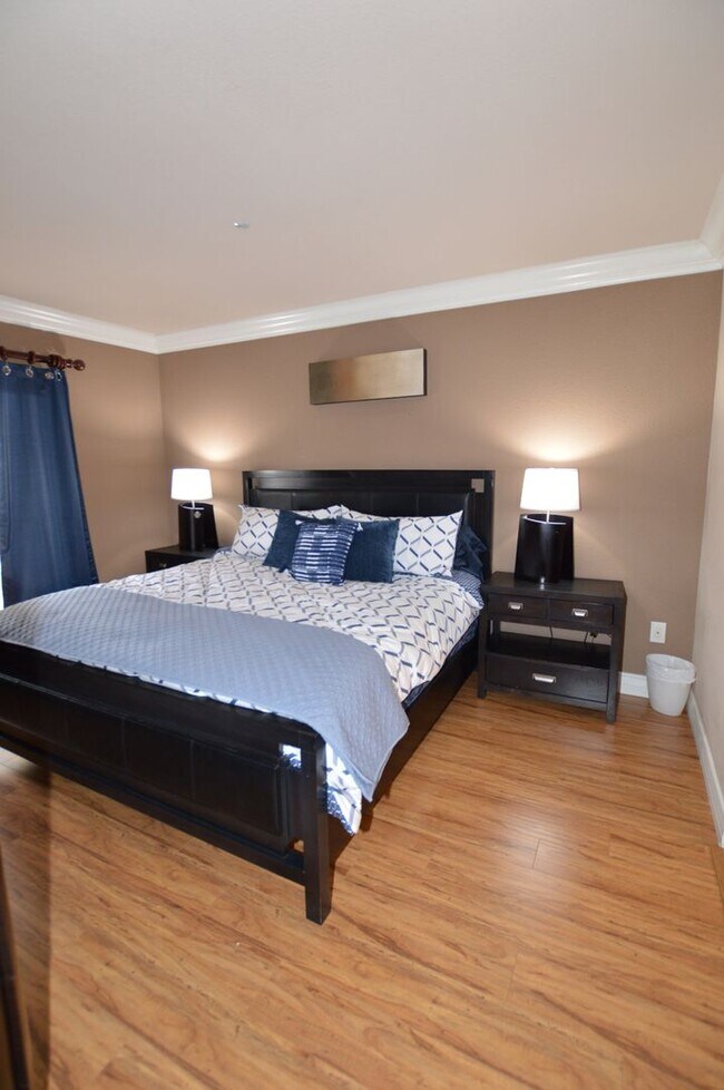 Building Photo - Meridian 1 Bed | 1 Bath Top-Floor Unit with Great City Views.Newly Upgraded with Laminate Floorin...