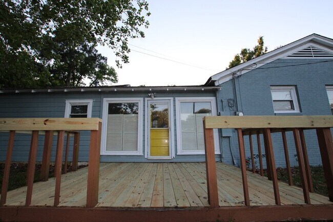 Building Photo - Available-Adorable Large 3 bedroom Home near Downtown!