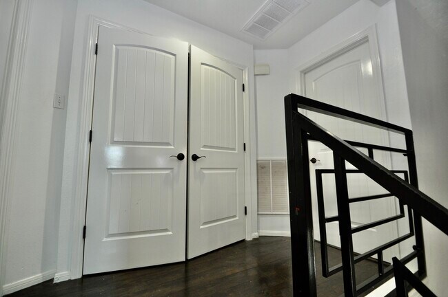 Building Photo - 3330 Beran Dr