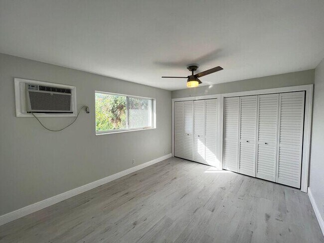 Building Photo - 609 NE 6th Ct