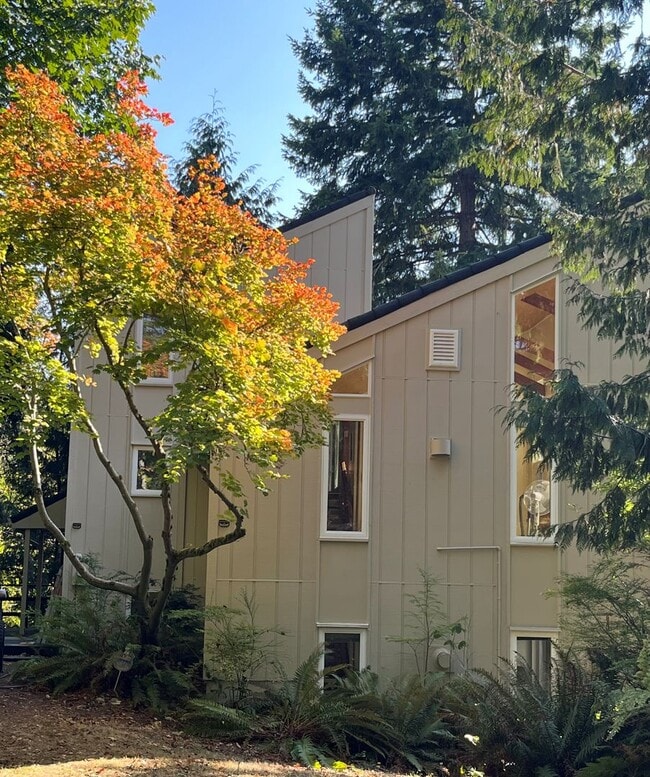 Building Photo - Cozy Huge 1 Bed with Loft and 2.5 Bath - H...