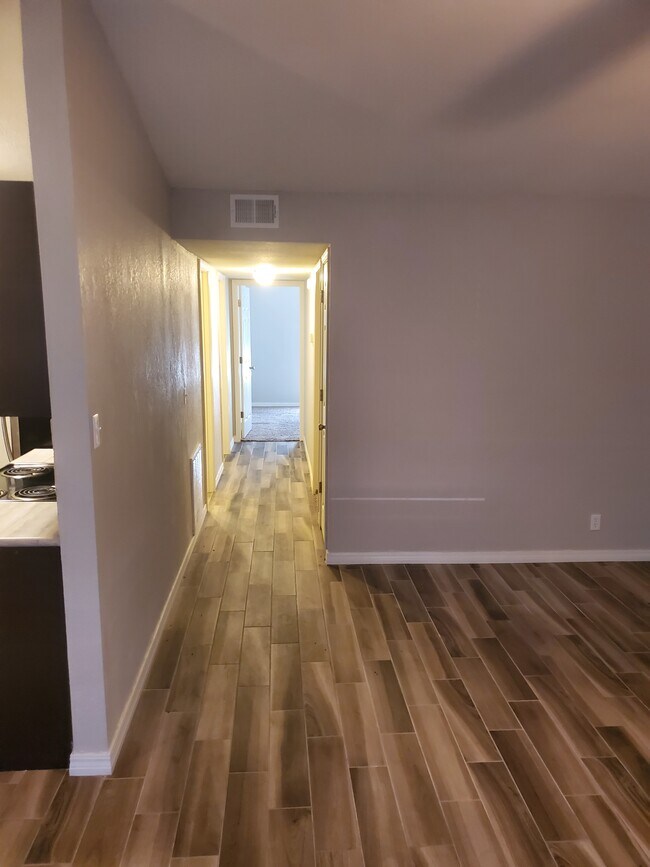 Building Photo - 826 Hardy Springs Cir