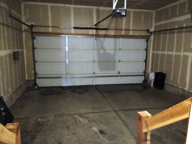 Building Photo - Super 2 Bedroom 2 Bath Townhome with 2 Car Garage Near Aurora Hills Golf Course