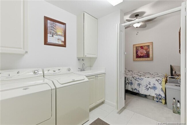 Building Photo - 1 Harbour Isle Dr E