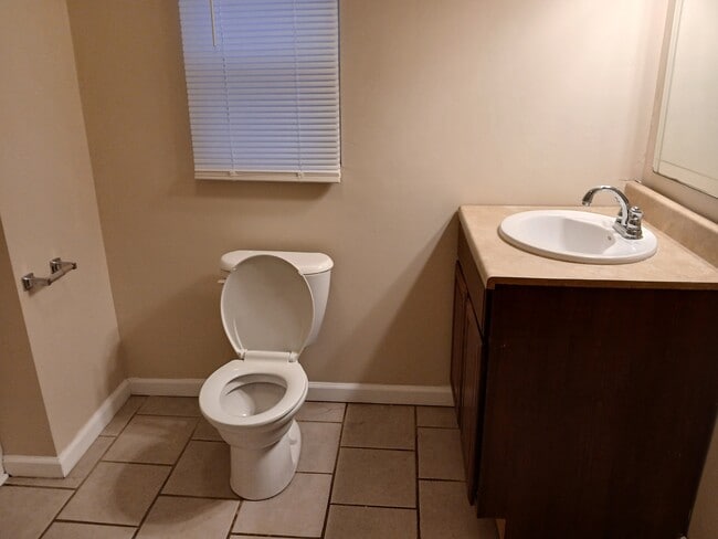 Building Photo - 709 S Poplar St