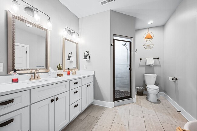 Building Photo - 1007 Dew St