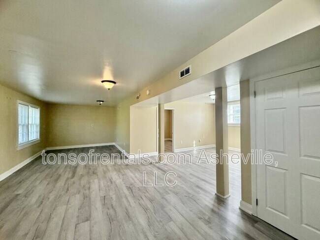 Building Photo - 161 Dogwood Dr