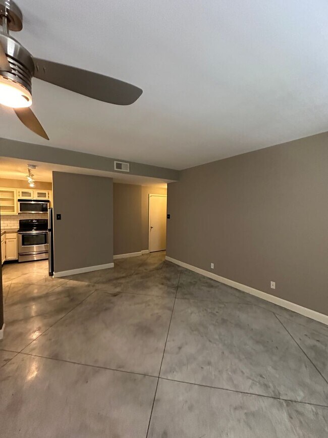 Building Photo - INCLUDES GARAGE PARKING AND INDOOR POOL! 1 BR/1 BA Downtown Memphis Condo in the Historic Claridg...