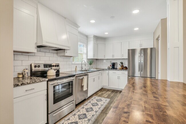 Building Photo - 658 White Ct