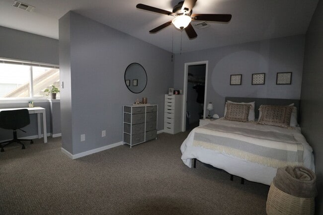 Building Photo - Awesome 4 bedroom duplex located in quite neighborhood