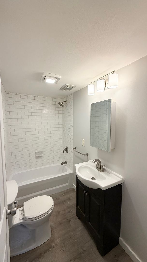 Building Photo - Spacious Townhome in Lawrenceville for Rent- Hardwood Floors and Large Backyard!