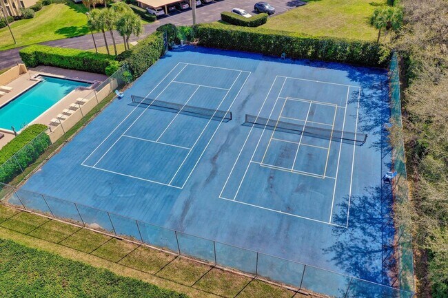 Building Photo - 5390 Woodland Lakes Dr