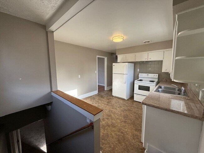 Building Photo - 3 Bedroom Hardwood Floor House