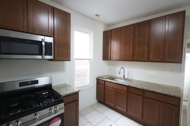 Building Photo - 3532 W Van Buren St