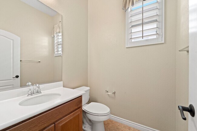 Building Photo - Beautiful & Spacious Single Level Eastlake...