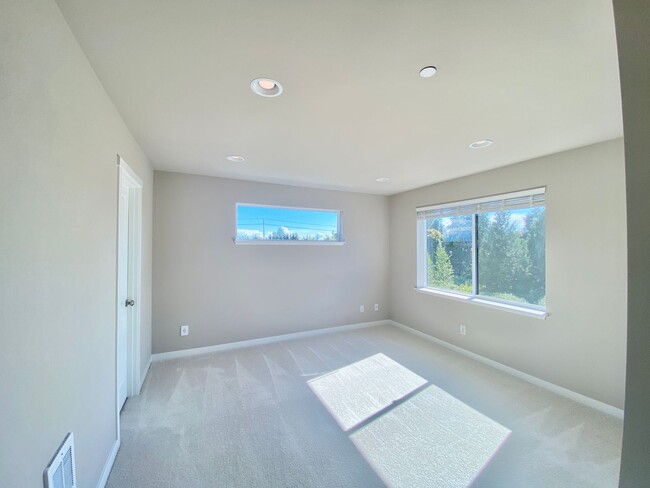 Building Photo - Beautiful Modern Townhome in Everett