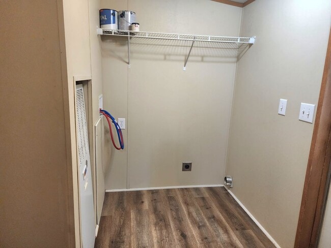 Building Photo - Inviting 3 bedroom 2 bath House with fence...