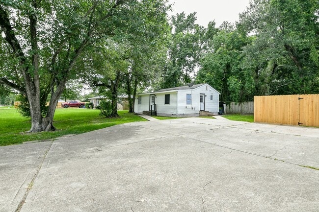 Building Photo - 24204 Linda Ln