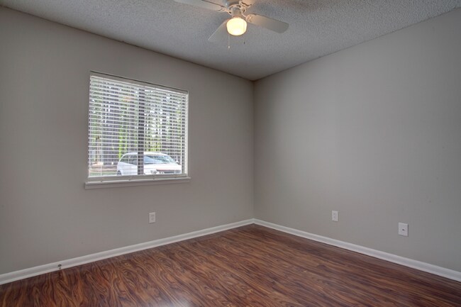 Building Photo - 950 Forestbrook Rd