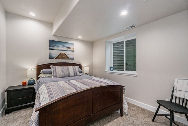 Building Photo - Gorgeous 6 Bedroom/3.5 Bathroom Home!