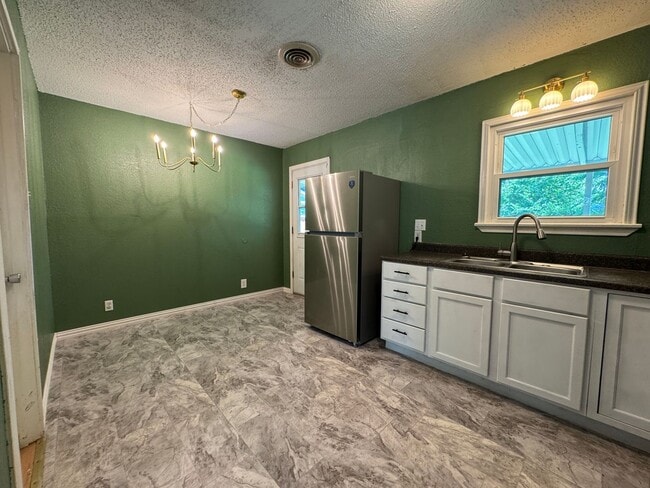 Building Photo - 360 Virtual Tour Available