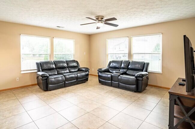 Building Photo - 5865 Summerlawn Dr