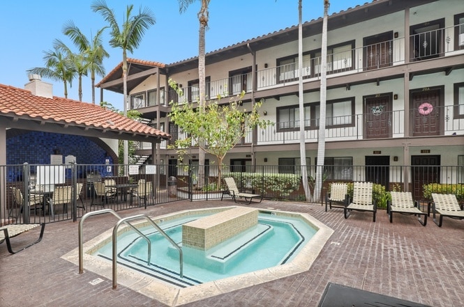 Jacuzzi/Bar-B-Que/Laundry - 17200 Newhope St