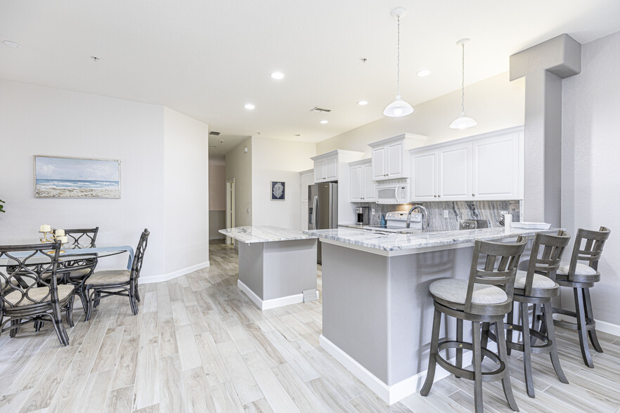Building Photo - 8641 Piazza del Lago Cir