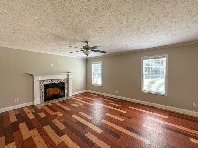 Building Photo - Beautiful 4 Bed 2.5 Bath Home in Raeford