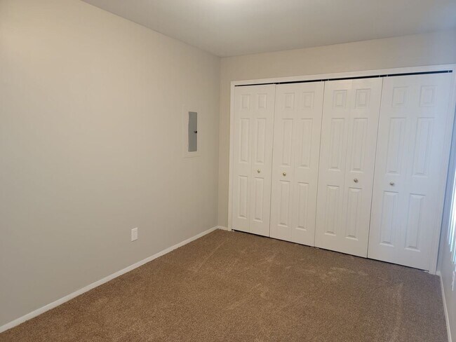 Building Photo - Charming unit in a quiet neighborhood
