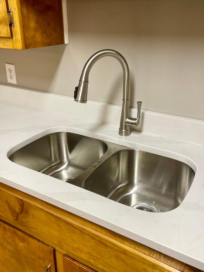 Building Photo - 425 Lexington Heights