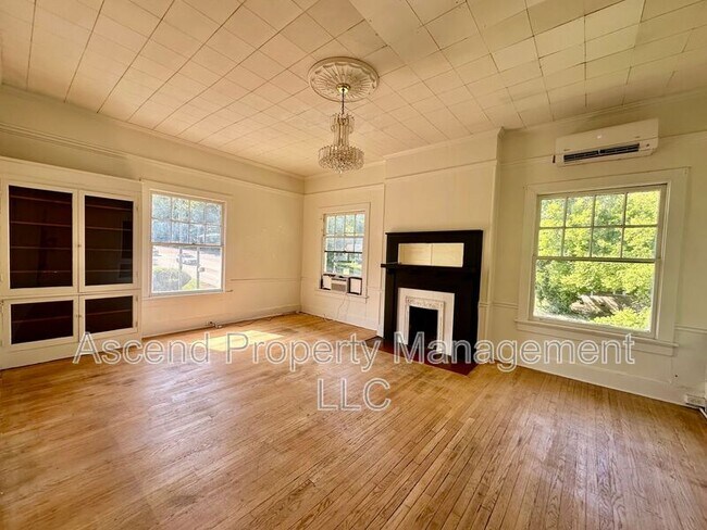 Primary Photo - 1501 N Chamberlain Ave
