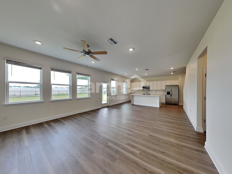 Building Photo - 5943 Pinewood Ests Dr