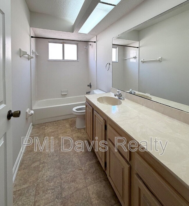 Building Photo - 1771 Pickwick Pl